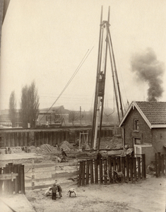 847652 Gezicht op de aanleg van het spoorwegviaduct over de Cartesiusweg vanaf de St. Josephlaan te Utrecht.